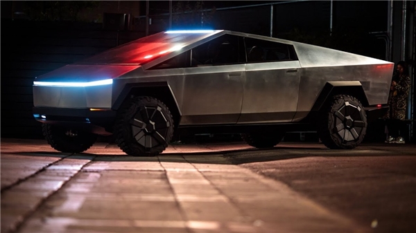 Elon Musk çıldırdı! Tesla Cybertruck suda gidebilecek