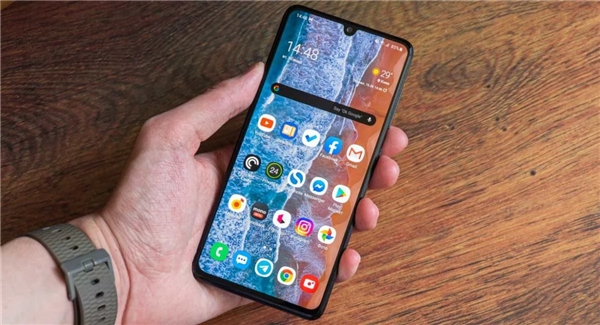 Samsung hızını artırdı: Bir modele daha Android 12 güncellemesi!