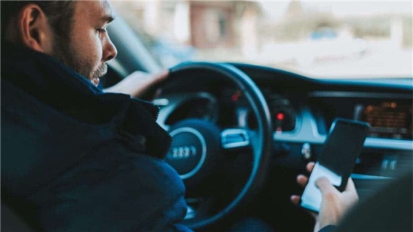 iOS ve Android kullanıcıları karşı karşıya! Kim daha iyi araba kullanıyor?