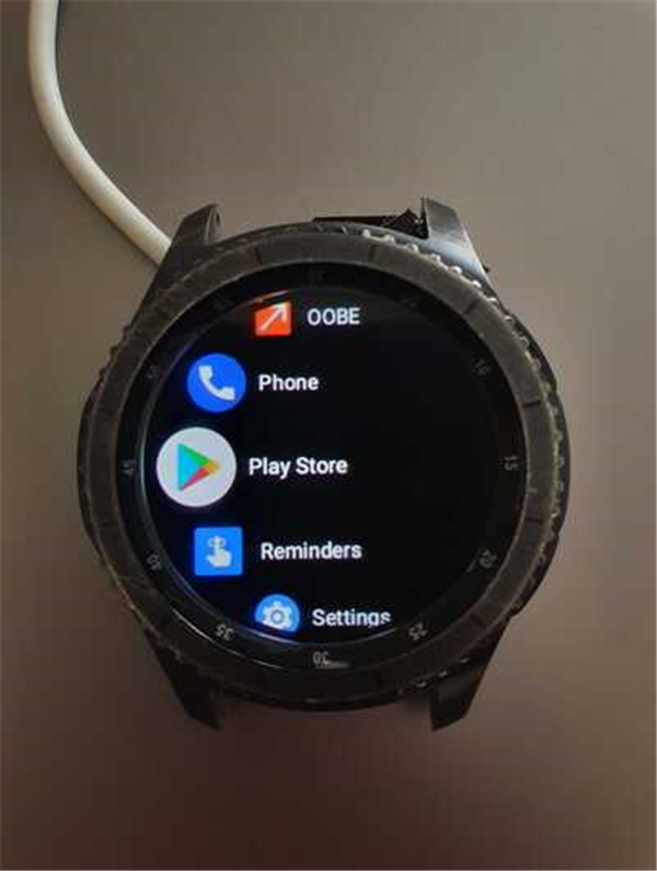 Samsung'un 6 yıllık akıllı saatinde Wear OS çalıştırıldı