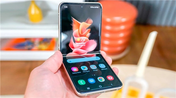 Samsung, Galaxy Z Flip 4 ile katlanabilir telefonların kronik sorununu ortadan kaldırıyor!