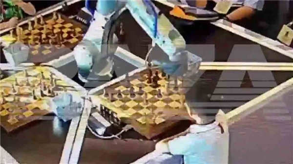 Satranç robotu, 7 yaşındaki rakibinin parmağını kırdı