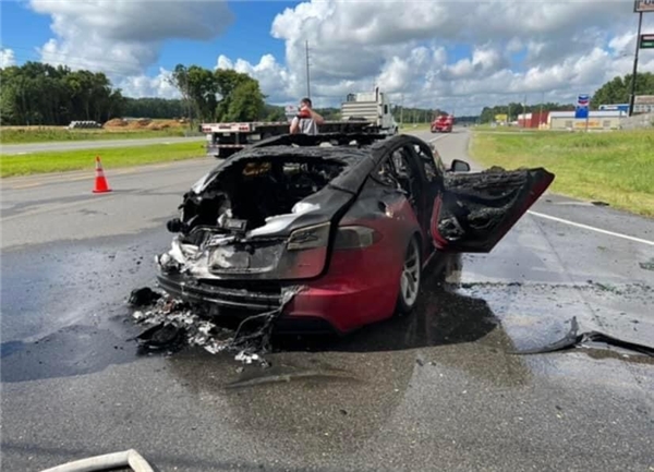 Tesla aracı dakikalar içinde kül oldu!