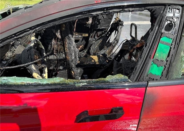 Tesla aracı dakikalar içinde kül oldu!