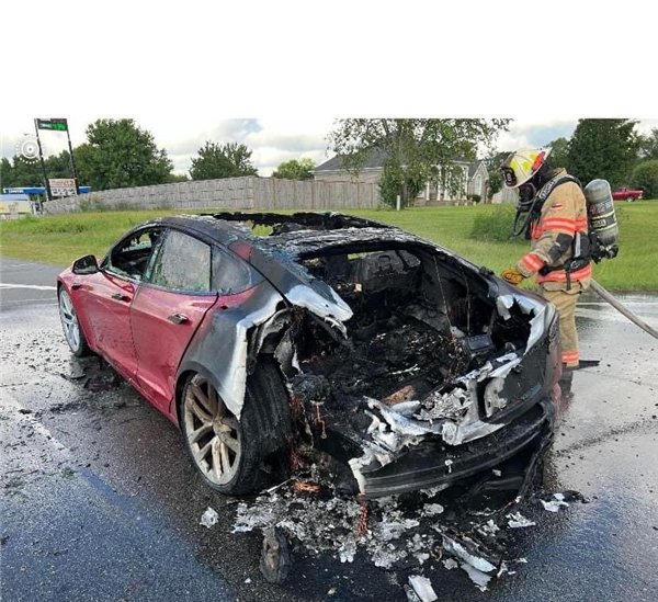 Tesla aracı dakikalar içinde kül oldu!