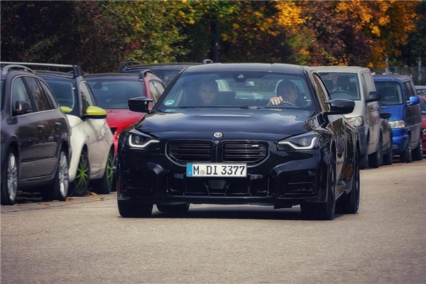 Tasarımı hayran bırakıyor: 2023 BMW M2 kanlı canlı görüntülendi
