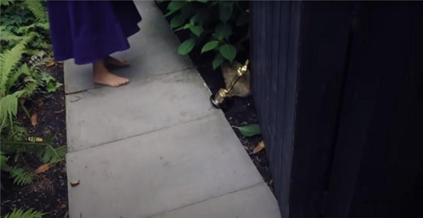 Gwyneth Paltrow, Oscar heykelciğini kapıyı tutması için kullanıyor