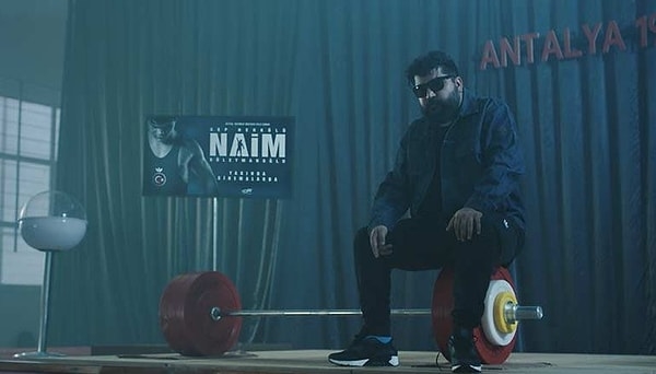 2020 yılında Naim Süleymanoğlu'nun hayat hikayesinin anlatıldığı film için seslendirdiği şarkı da tüyleri diken diken etmişti.