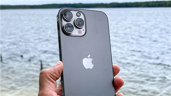 Yeni iPhone modelleri su altında kullanılabilecek!