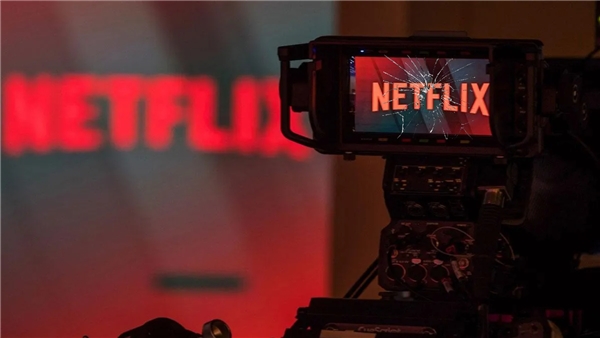 Netflix'te yaprak dökümü devam ediyor: Sevilen komedi dizisi iptal edildi!