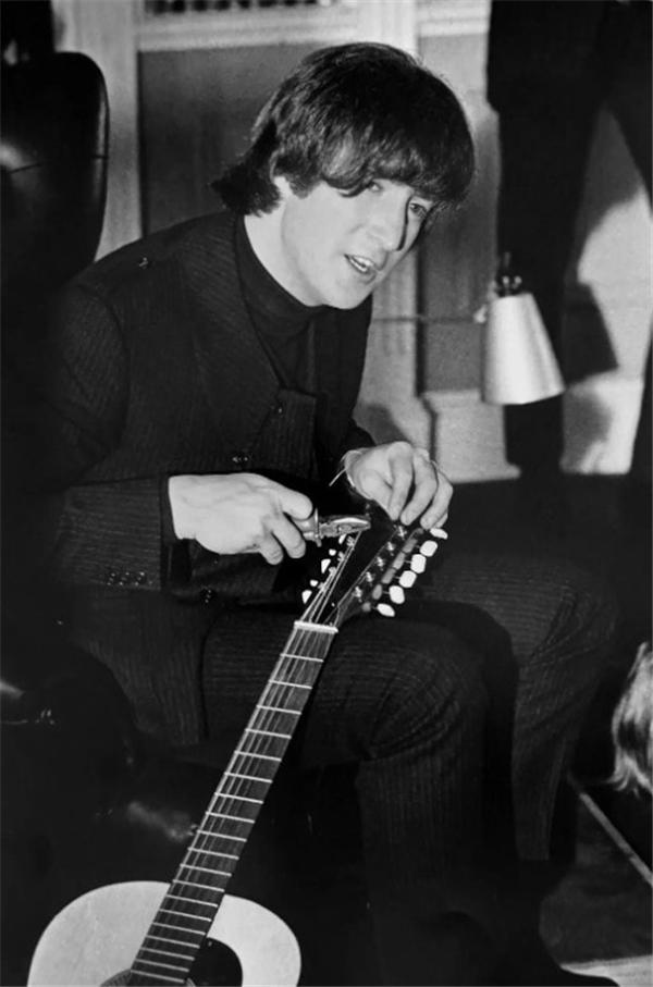 John Lennon'un kayıp gitarı bulundu