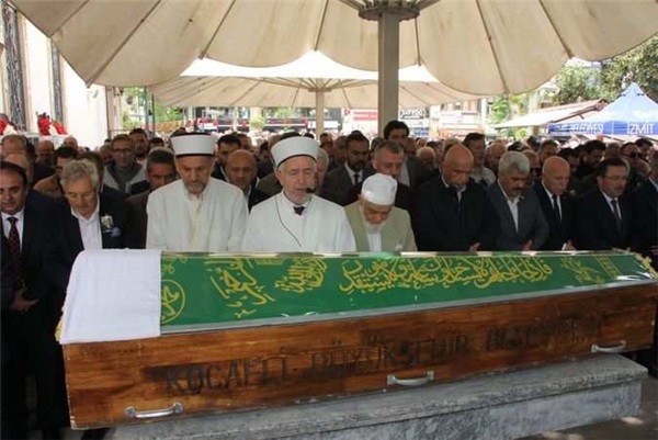 Acun Ilıcalı'nın amcası son yolculuğuna uğurlandı