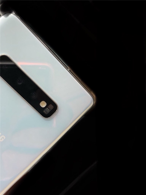 Beyaz Renkli <a class='keyword-sd' href='/samsung-galaxy/' title='Samsung Galaxy'>Samsung Galaxy</a> S10 Kanlı Canlı Görüntülendi