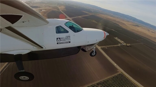 Mürettebatsız Cessna Caravan, Reliable Robotics'in otonom uçuş sistemi ile kargo uçuşu gerçekleştirdi