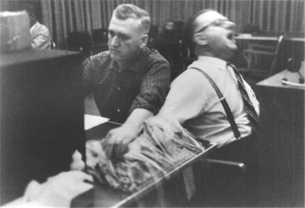 Masum İnsanları Öldüren Nazi Askerleri, Neden Vicdanlarını Dinleyemedi? (Milgram Deneyi)