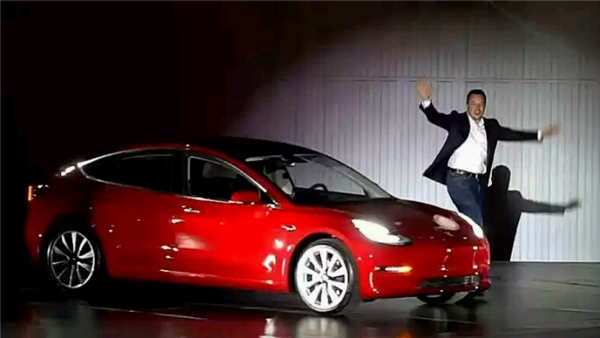 Tesla, Avrupa Pazarında Satışa Çıkan Model 3'ü Amsterdam Havalimanı'nda Sergilemeye Başladı