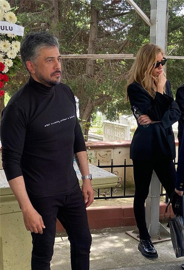 Emre Altuğ babasını son yolculuğuna uğurladı