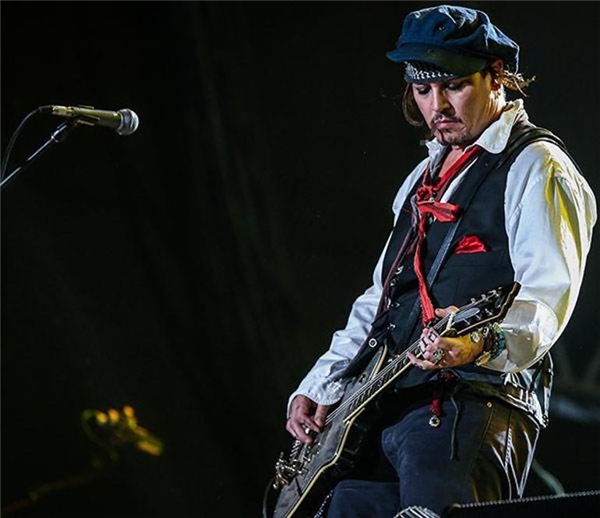 Johnny Deppli Hollywood Vampires konserinin tüm geliri depremzedelere