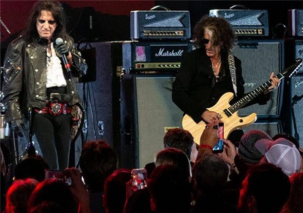 Johnny Deppli Hollywood Vampires konserinin tüm geliri depremzedelere