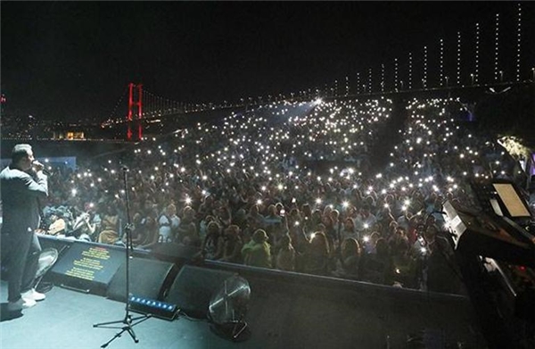 Boğazın ışıkları altında İzel-Çelik-Ercanla müzik dolu gece