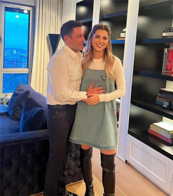 Nazlı-Hacı Sabancı çiftinden bebek müjdesi Bu fotoğrafla duyurdu