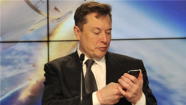 Satın aldığı Twitter'ı kaosa sürükleyen Elon Musk şimdi de telefon üretmeyi hedefliyor