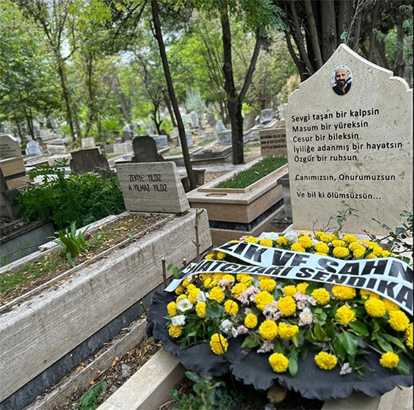 onursener-mezar.jpg