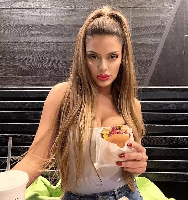 Yarışmanın final yapmasından sonra yurt dışına yerleştiği söylenen Yağmur Taktaş'ın inanılmaz değişimi de ara ara gündeme geliyordu.