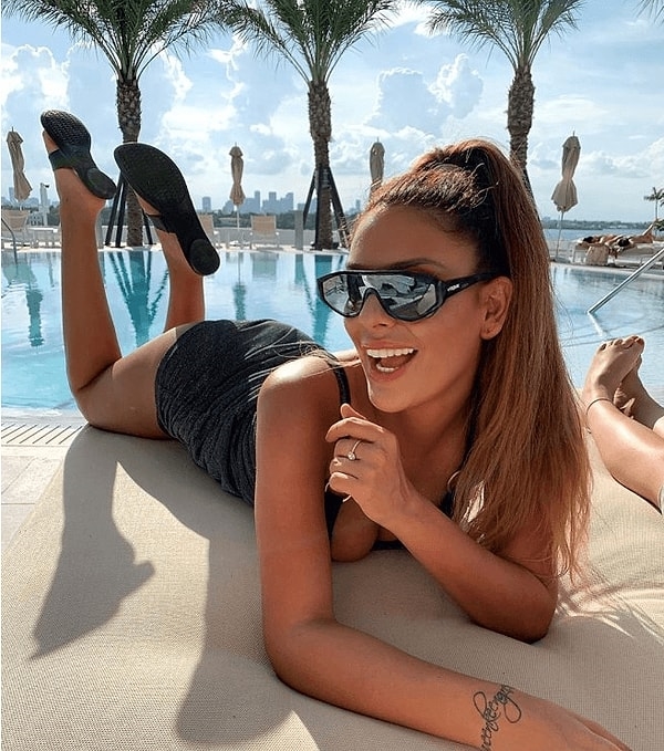 Yurt dışında katledildiği iddia edilen genç kadının cenazesi ailesinin yaşadığı Adana'ya getirilip defnedildiği ortaya atıldı.